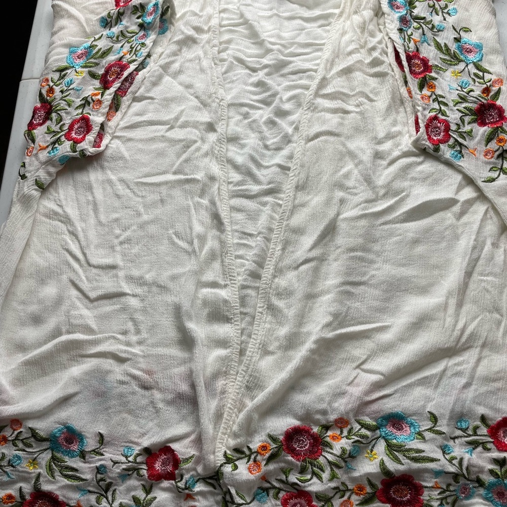 In Style White Embroidered Cover Top Size M